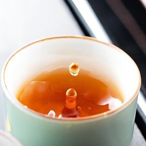 the pure color of keemun black tea after brewed to show there is no addictive at all